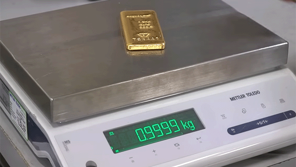 weighing a gold kilo bar